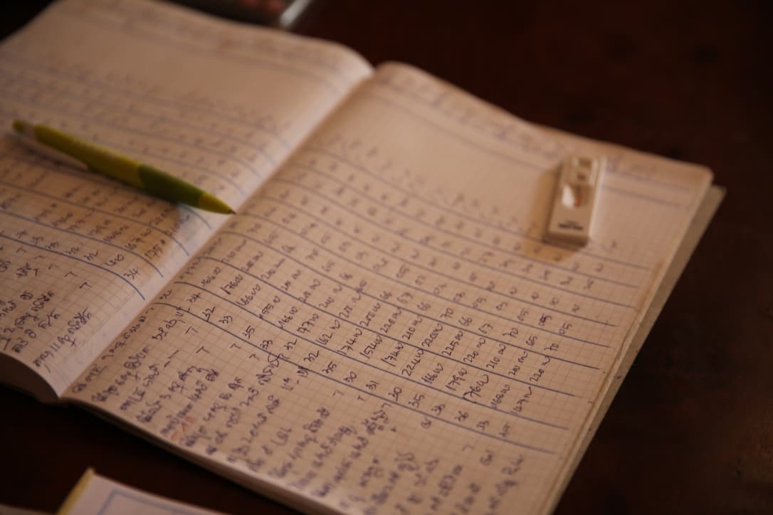 The quick diagnostic test only indicates whether the patient has the disease, but does not show how advanced it is. In this case, it was positive and proved to be the most dangerous malaria parasite: falciparum (which kills if left untreated).