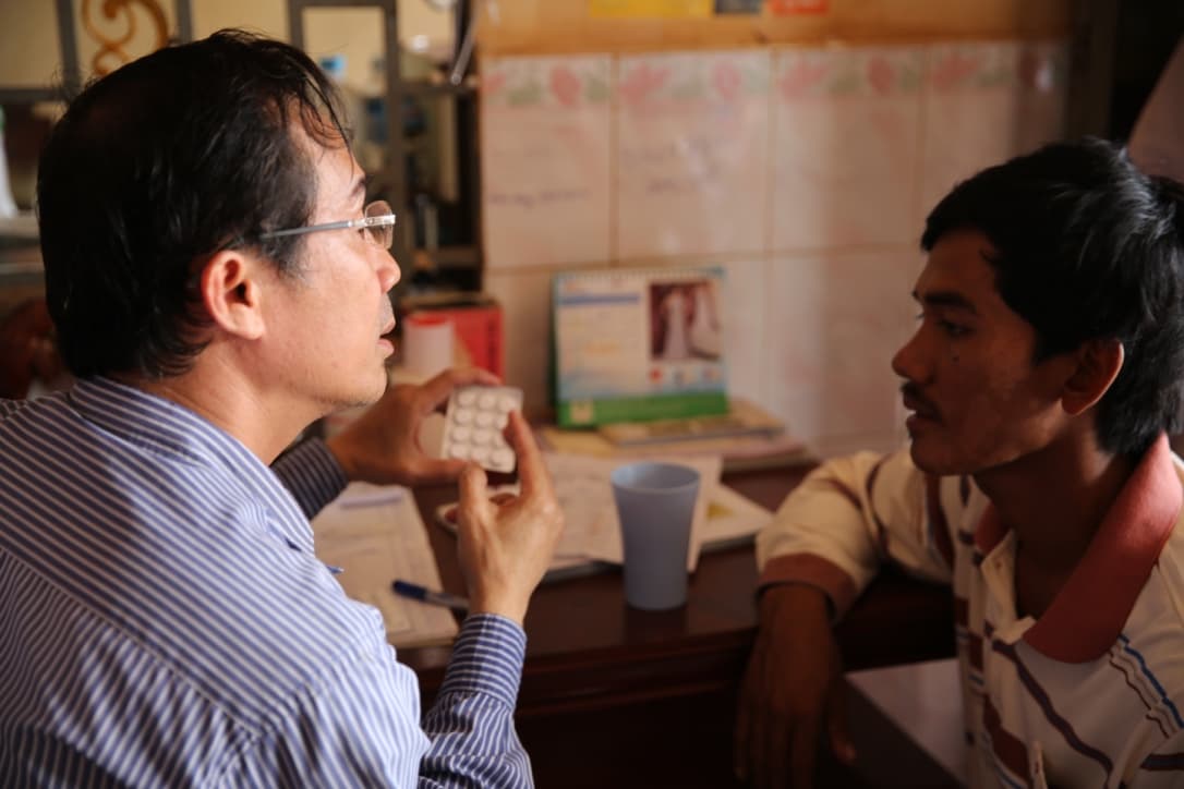 The doctor explained to Po Them the treatment he’d receive, one that has been approved by the Cambodian health ministry. It lasts several days, but reports show that many patients end their treatment early, as soon as they start to feel better.