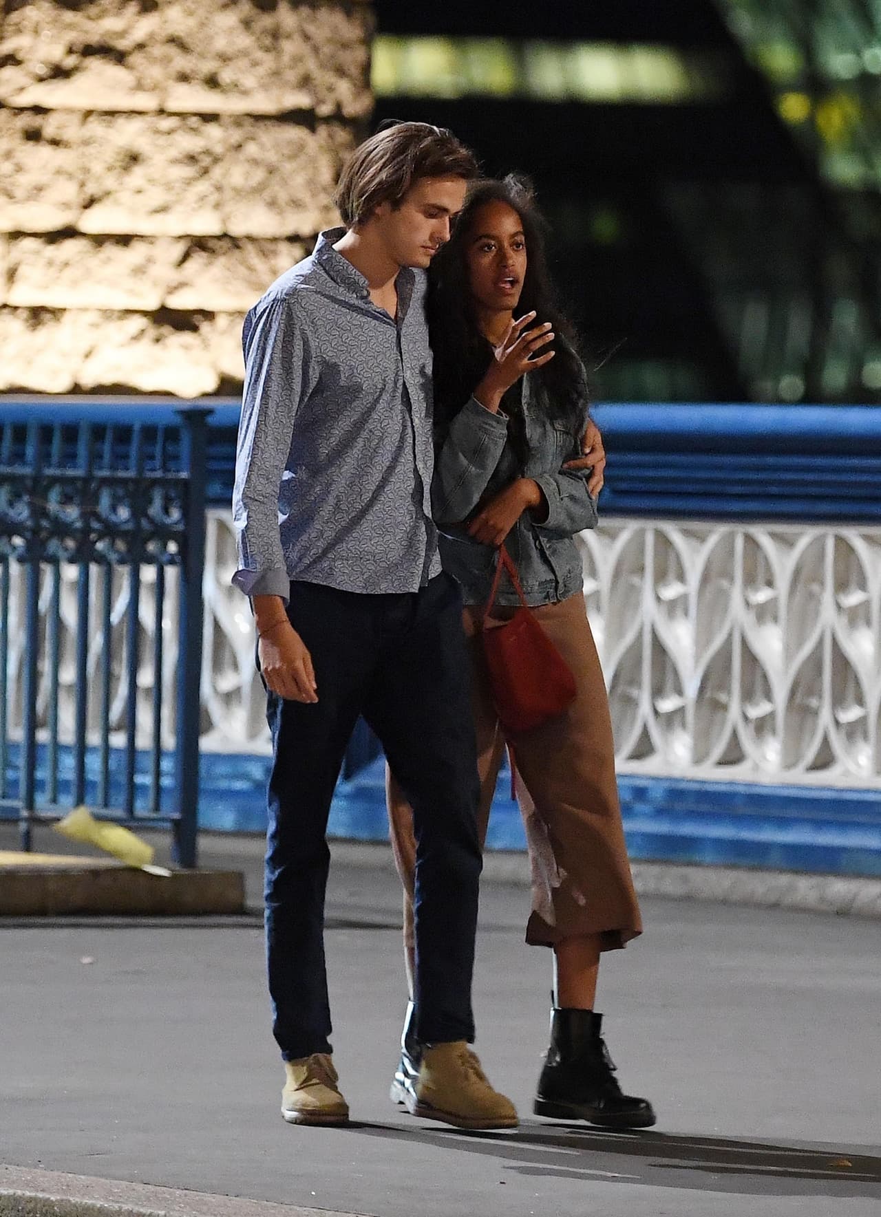 Para la ocasión, la estudiante eligió unas botas negras de 
<b><a href="https://www.drmartens.com/us/?gclid=CjwKCAjwwJrbBRAoEiwAGA1B_cUbBJSSUXCfWqXjgi1gLR__hcbs_NdlTmVFa6NIkKzK9QlxxC8A4RoC6qEQAvD_BwE">Dr. Martens</a></b>, así como un bolso de ante de 
<a href="https://www.mansurgavriel.com/?gclid=CjwKCAjwwJrbBRAoEiwAGA1B_YEVtkv_dKO-FylDH8eNexAtsXbp2VqEWXNfFuKCkYQeBQ3szXUvGBoCAN0QAvD_BwE">Mansur Gavriel</a>.