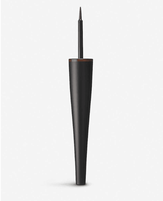 En gustos se rompen géneros, hay quienes buscan manchas uniformes y otros que prefieren pequeños puntos en el rostro. Con el delineador líquido de SUQQU puedes conseguir ambos efectos. Su punta de pincel de fieltro súper fina permite una aplicación precisa y un pequeño toque con el dedo ayuda a que las pecas adquieran un aspecto más natural. Además de revelar un espectro interminable de color y luz, es resistente al agua, a la humedad, al sudor y al aceite. Su fórmula incluye un polímero Stretch Fit que se seca rápidamente y evita que la tinta se agriete o se desprenda.