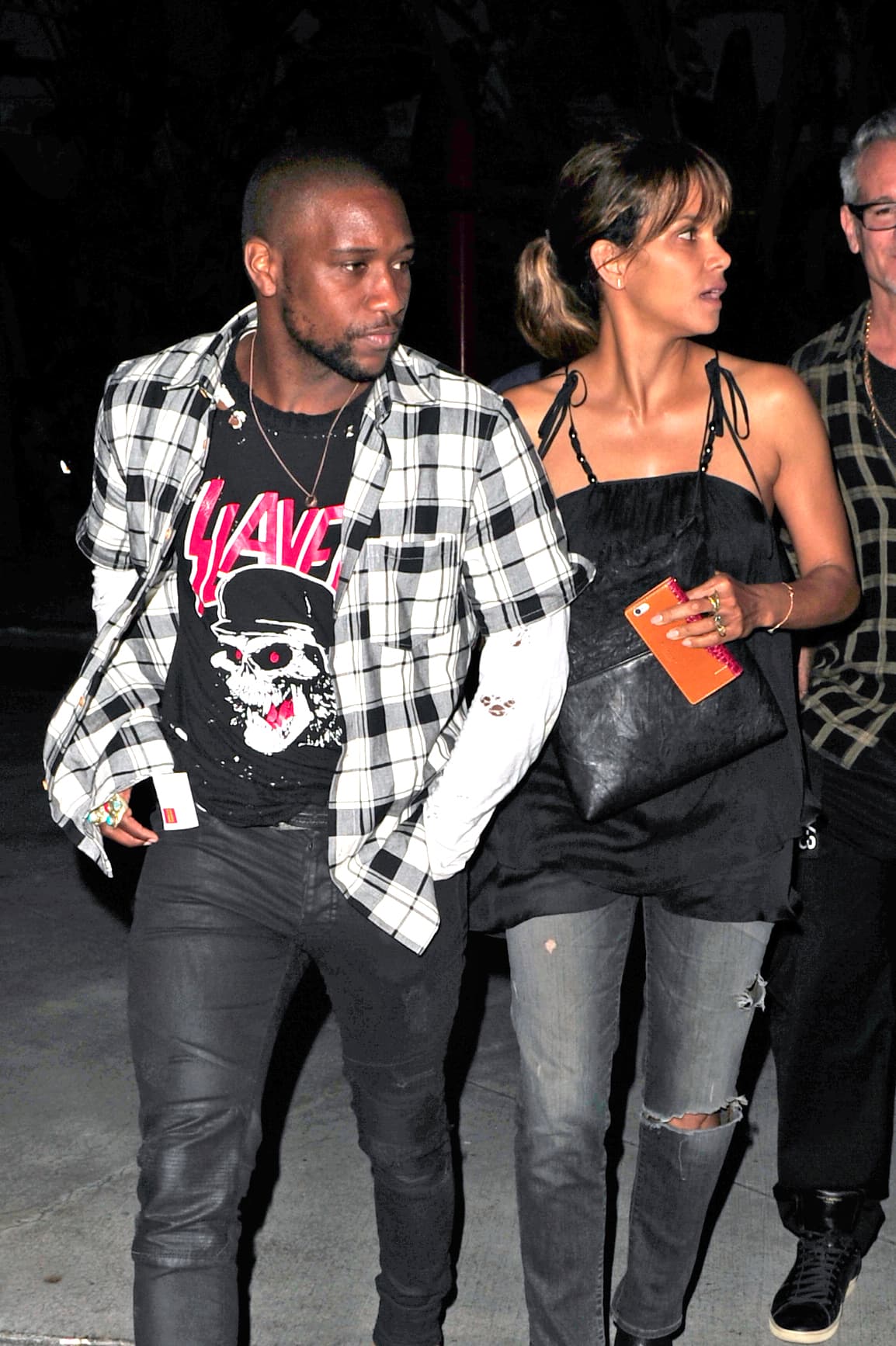 Pero los fotógrafos no pasaron por alto que Halle se muestra en público con este galán.