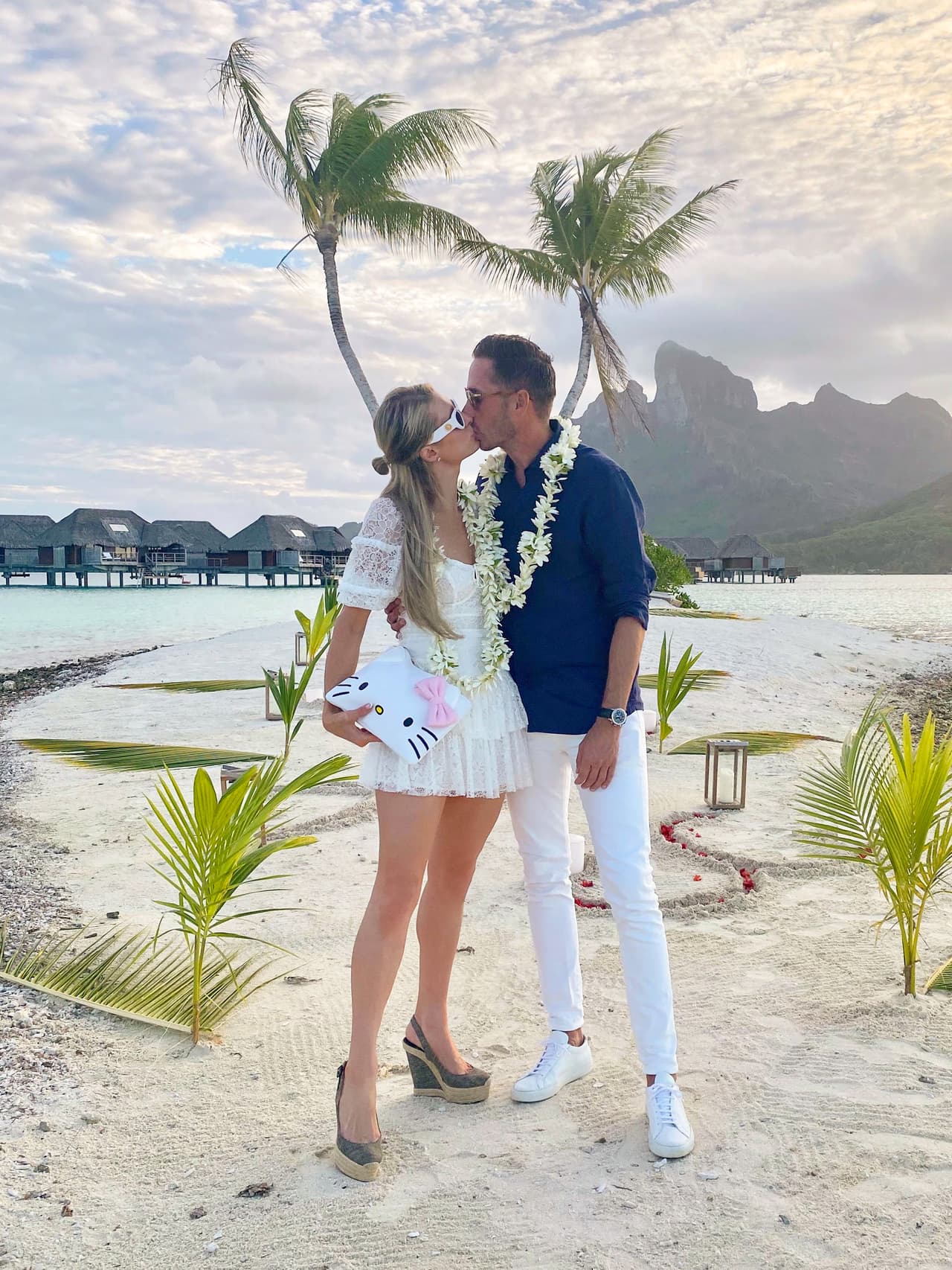 En una entrevista publicada este domingo por 
<a href="https://www.eonline.com/news/1215507/paris-hilton-says-she-waited-her-whole-life-for-carter-reum-as-they-celebrate-one-year-anniversary" target="_blank">E! Online</a>, Hilton describió a Carter Reum como: "Todo lo que siempre he esperado y soñado: Leal, amable, romántico, guapo, atento, cariñoso, brillante y perfecto para mí en todos los sentidos".