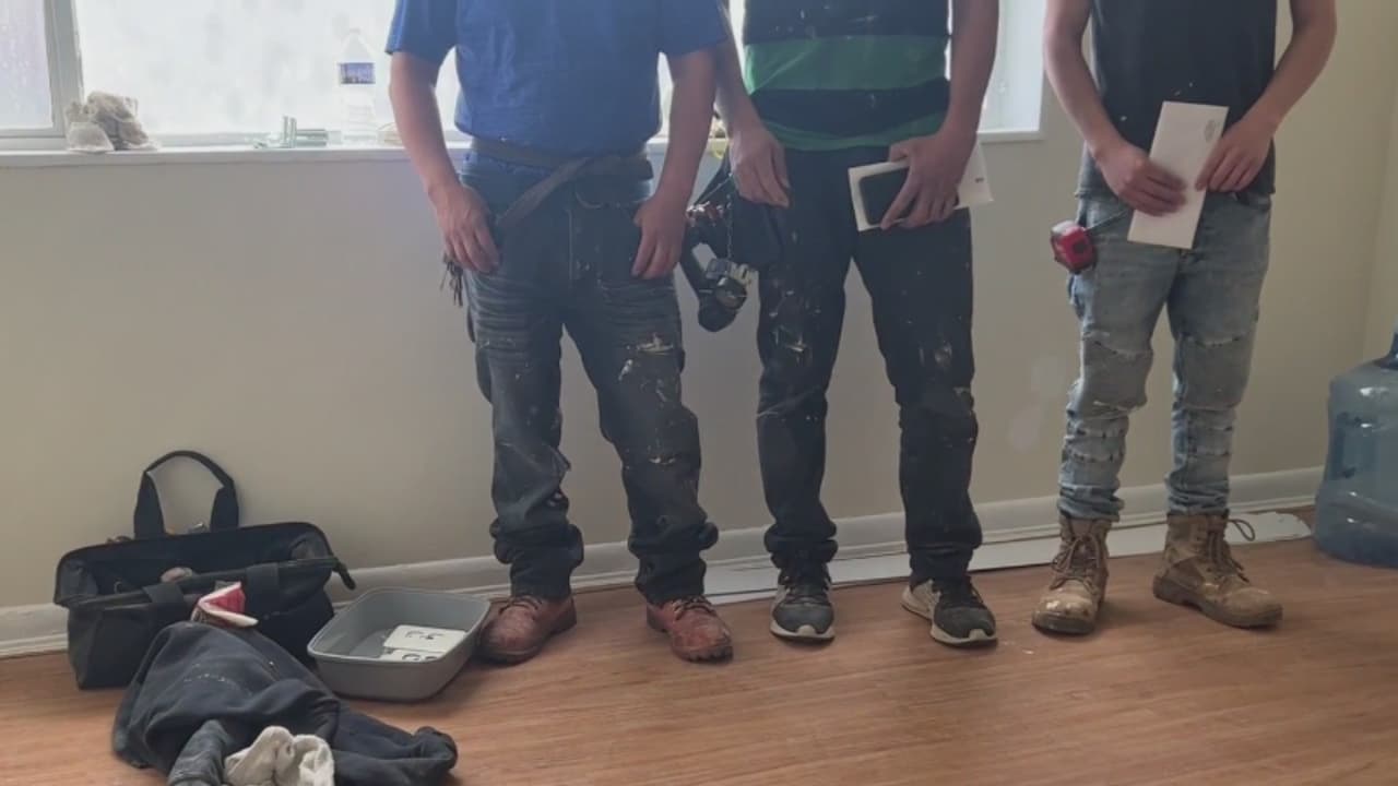 Varios trabajadores hispanos del sector de la construcción denuncian que fueron víctimas de agresión y robo en la calle Anacostia. Uno de los obreros cuenta que quedó inconsciente tras haber sido golpeado por los criminales. Autoridades locales resaltan la importancia de que la comunidad denuncie este tipo de hechos.