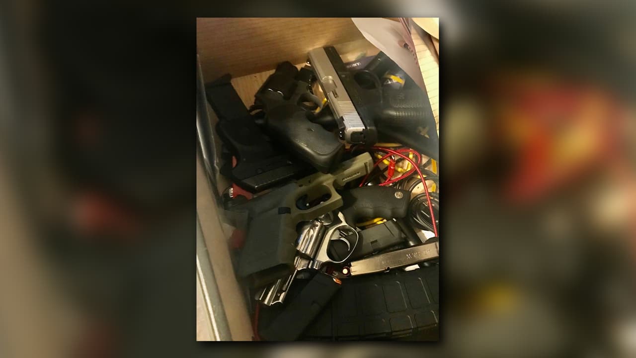 Durante el procedimiento de detención de Darnell Hansa Howard incautaron 9 armas de fuego.