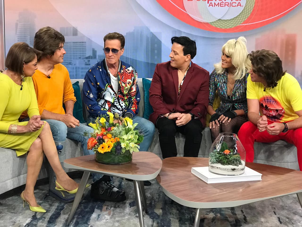 En el jueves del recuerdo o TBT (trowback thursday) nuestros conductores usaron vestimenta representativa de la década de los ochentas con la que sorprendieron al cantante mexicano.