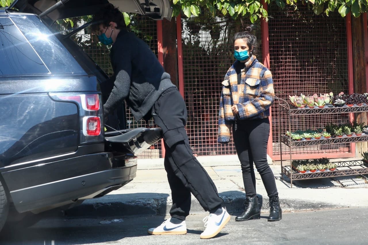 Por ejemplo, el 13 de marzo fueron fotografiados haciendo compras de plantas y flores. 
<br>