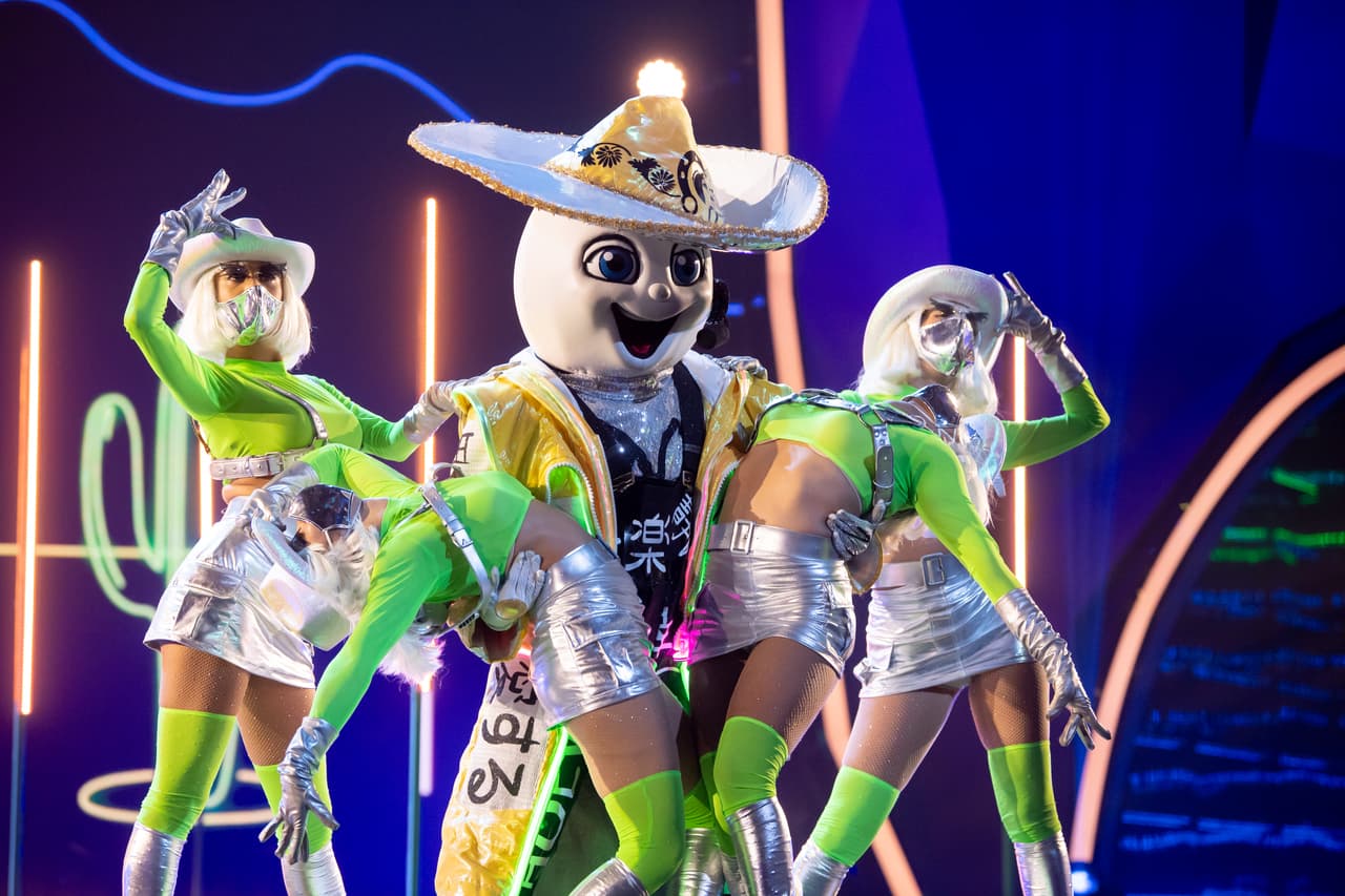 La Hueva ganó el premio al Mejor Millennial y, para celebrarlo cambió por completo de género al cantar, deleitándonos con ‘Háblame de ti’ en regional mexicano.