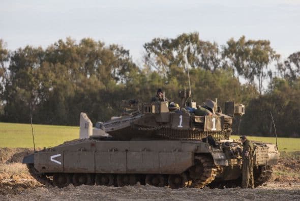 Los próximos pasos del movimiento islamista Hamás y de Israel son claves para detener la espiral de violencia que estalló el miércoles en la zona, en un aparente intento de la Yihad Islámica de arrastrar a ambas partes a un nuevo conflicto armado. "Israel considera a Hamás responsable de todo lo que ocurre (en Gaza): es el que ejerce la soberanía y el que debe responder por todo lo que ocurre", declaró un alto mando militar israelí en la zona, que reconoció que en los últimos meses no ve a milicianos de este grupo "participar en acciones terroristas". Para la Yihad Islámica, lanzar cohetes es "un medio excelente para avergonzar a Hamás, con el fin de demostrar que son ellos los que definen la agenda (política) en Gaza, mientras Hamás ha abandonado la yihad y la resistencia (armada) en busca del poder", escribe hoy el experto israelí en asuntos árabes y de Oriente Medio, Avi Isajarov. Organización mucho más pequeña, versátil e ideológica que Hamás, y sobre todo sin responsabilidades de gobierno, la Yihad trata de reavivar la lucha armada y "hace grandes esfuerzos para arrastrar (a ambas partes) a un nuevo conflicto", apelando en esta ocasión a la muerte de tres de sus hombres. Netanyahu debe decidir ahora "si quiere más violencia o seguir el toma y daca habitual con las milicias", subraya el académico.