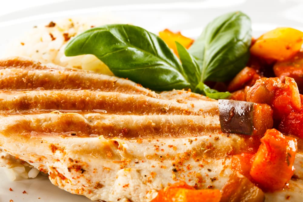 Cuando tengas la salsa, puedes poner la carne a la parrilla, grillar el pollo hasta que se cocine bien y servir vertiendo por encima la salsa de albahaca y listo. ¡Buen provecho!