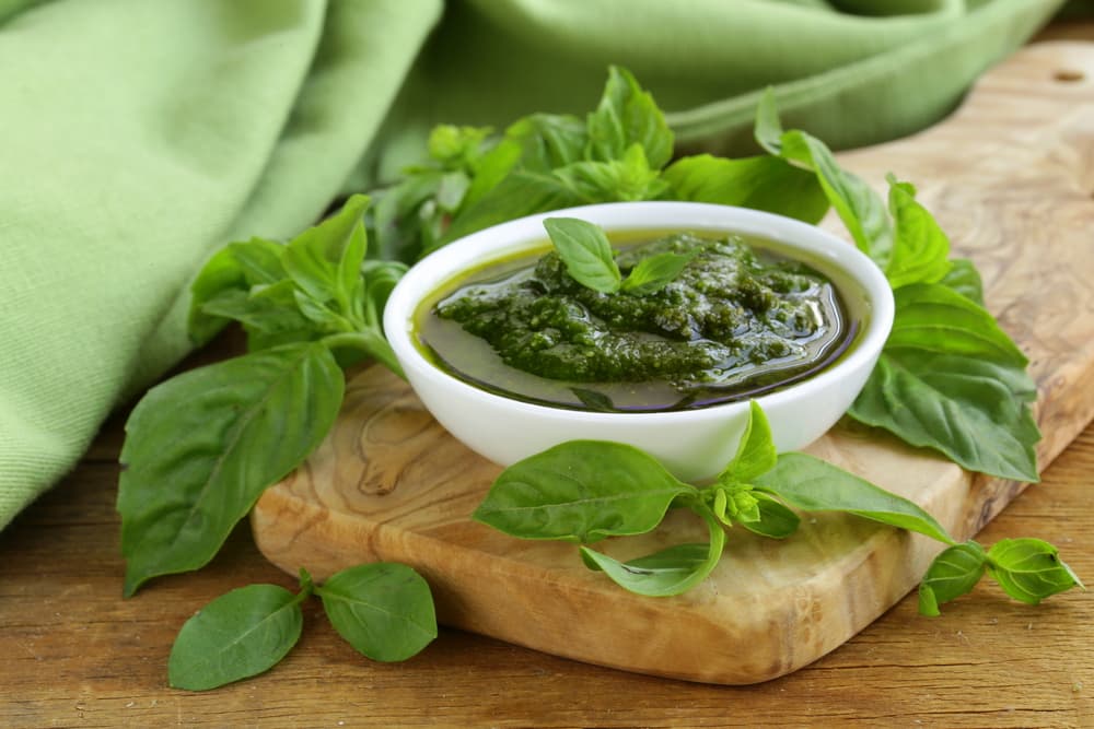 Salsa de pesto. Una salsa de pesto te puede salvar la tarde de comida en que serás anfitrión y es un clásico para tus pastas, inclusive la carne y papas.