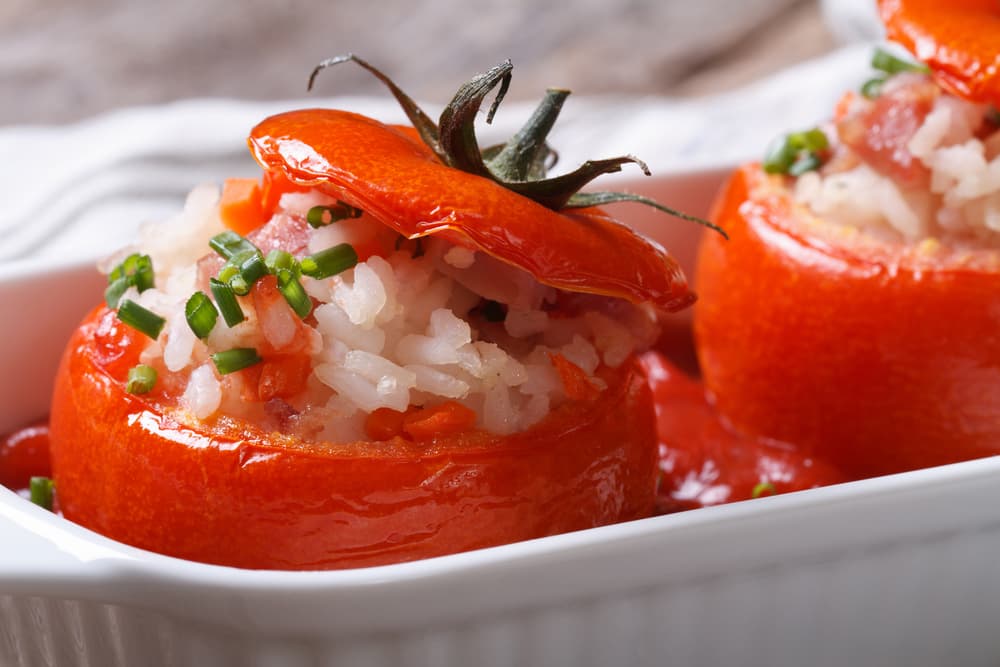 Los ingredientes que necesitas 100 gr de queso cremoso, 10 hojas de albahaca, 9 aceitunas, 1/2 taza de mayonesa y sal.