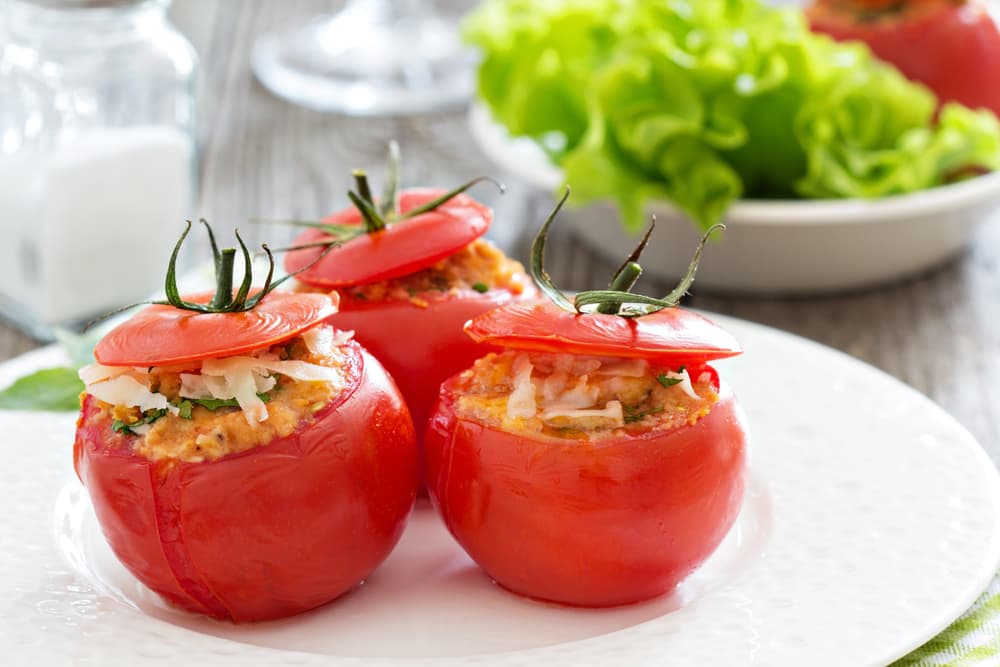 Tomates rellenos con albahaca y queso. Que te parece si para los días de verano prepares una receta fresca, prueba estos tomates rellenos con albahaca y queso.