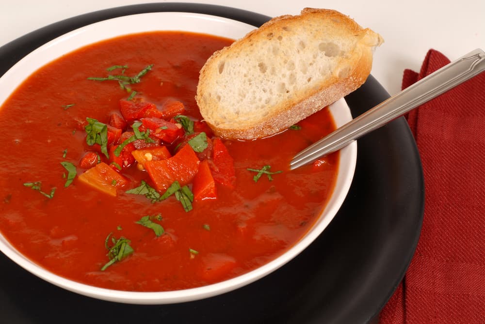 Sopa de tomate asado y albahaca. Prepara una sopa de tomate aderezada con albahaca, su sabor estamos seguros que te va a conquistar, acompáñala con pan casero al estilo italiano.