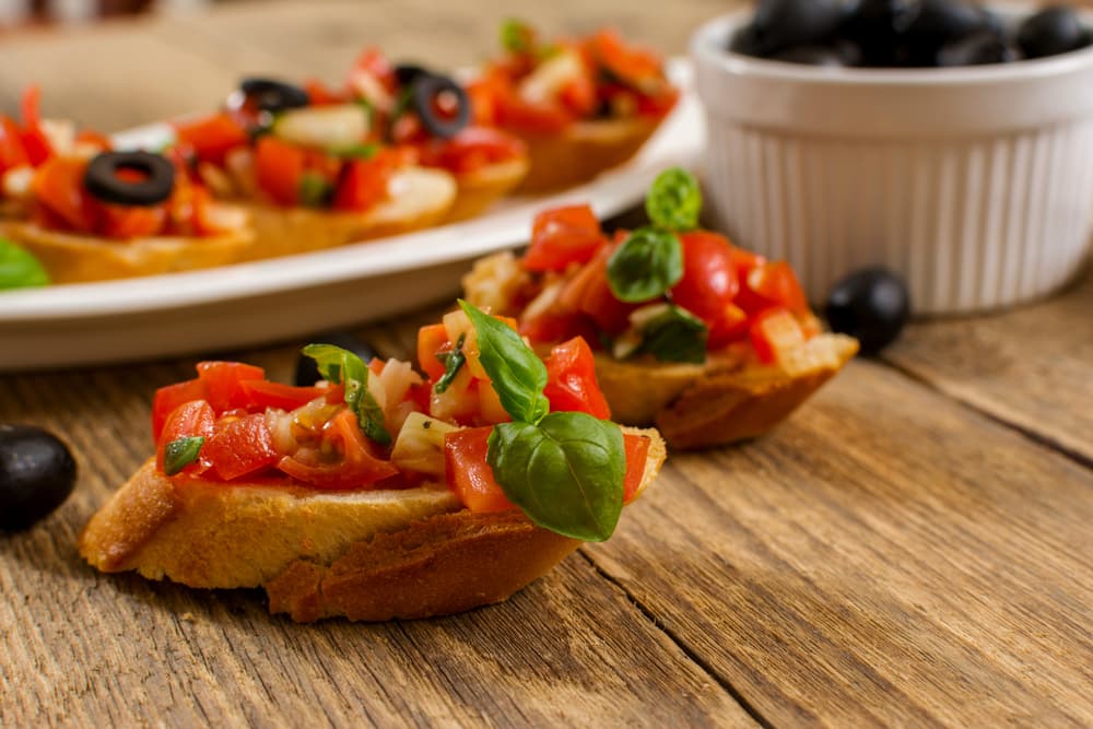 Puedes freír el pan en aceite de oliva hasta que esté dorado de ambos lados. O si estas cuidando un poco la línea puedes hacerlo al horno.