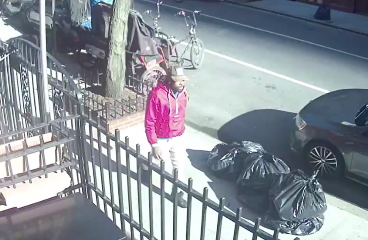 Un hombre empuja al suelo a un anciano de 73 años en una calle de Manhattan