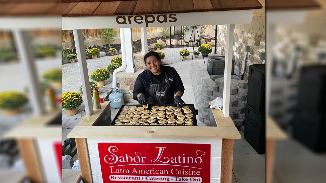 Sin importar las horas de trabajo, Ingrid y su familia sacan adelante sus restaurantes.