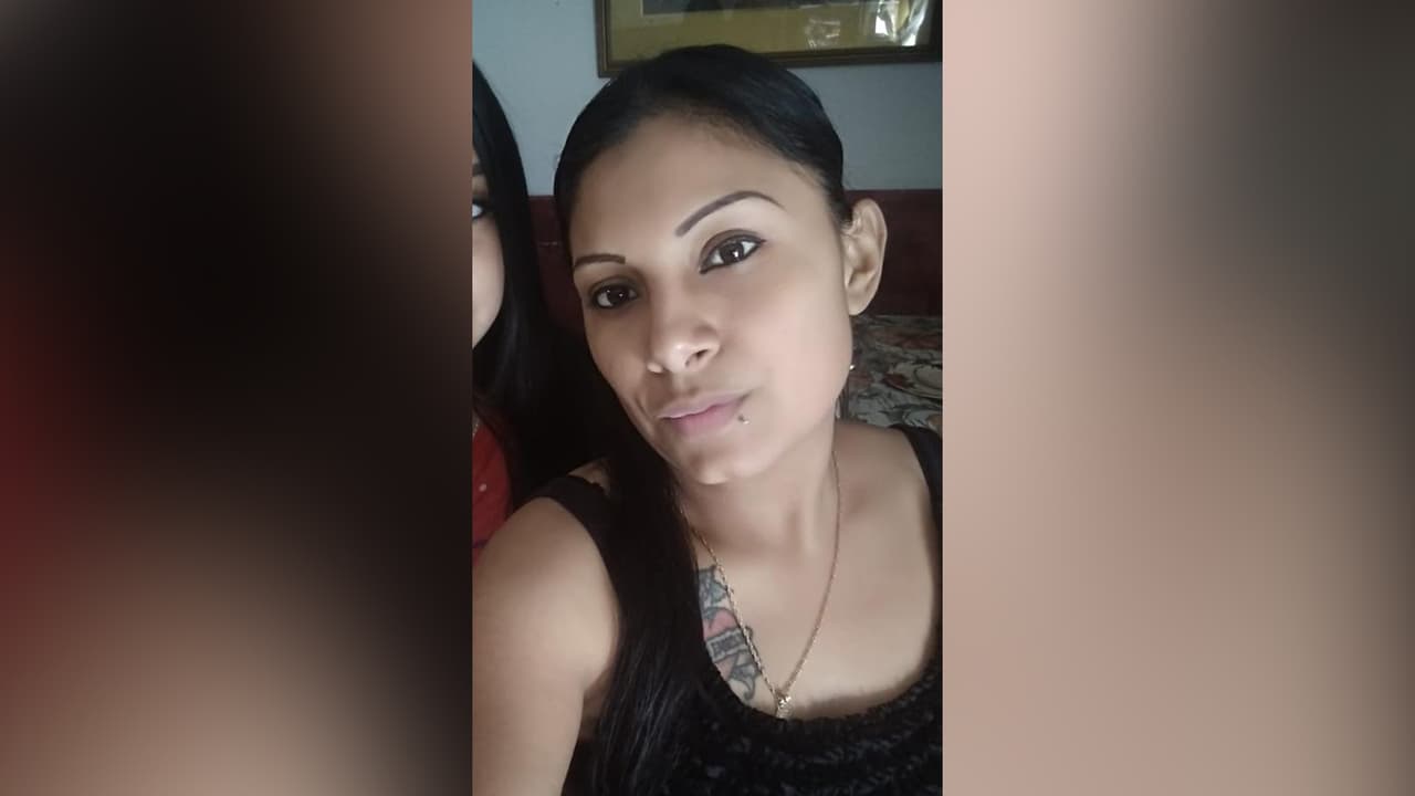 La mujer ha sido descrita como hispana, de 33 años, 5 pies de altura, 116 libras de peso, ojos cafés y cabello negro.