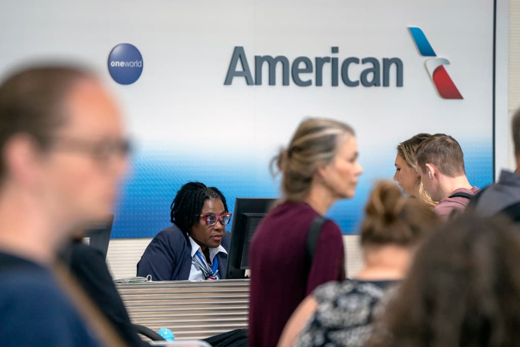 American Airlines ensaya una manera para evitar que los pasajeros se cuelen en la fila de abordar