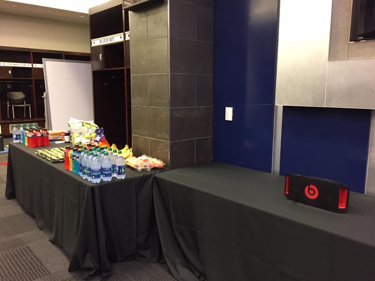 El primer equipo diferente en ocupar el camerino de los Dallas Cowboys es la Selección Mexicana en el AT&T Stadium, previo al amistoso contra Ecuador camino a la Copa Oro.