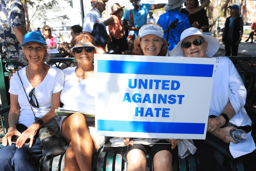 Vecinos de Sarasota se reúnen para protestar por los mensajes de odio contra la comunidad judía 