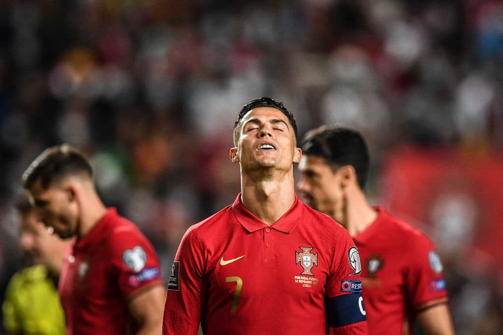 Serbia remonta y le saca el partido a Portugal empatan 2-1 durante la eliminatoria rumbo a Qatar 2022. Renato Sanches abrió el marcador al minuto 2' del encuentro para los locales, pero Dusan Tadic anotó el empate al 33 y Aleksandar Mitrovic le dio el boleto directo a los serbios al Mundial; el equipo de Cristiano va a repechaje.