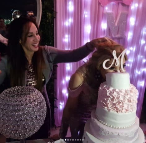 Al llegar la hora de la partida del pastel, 'La Barby grupera' no se escapó de la clásica mordida, por lo que el pastel estuvo a punto de caerse.