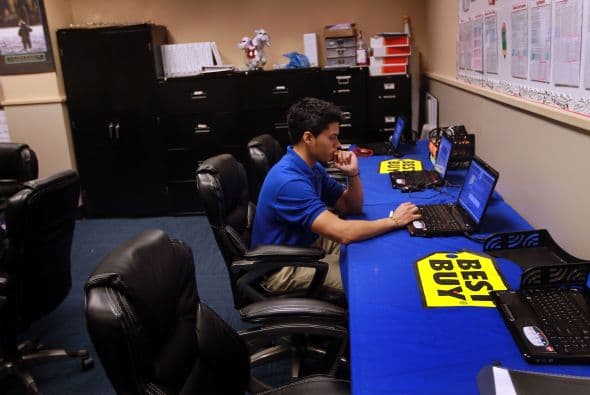 Best Buy planea contratar 15,000 empleados temporales por época de festividades, lo cual representa un 49% menos que en 2010.