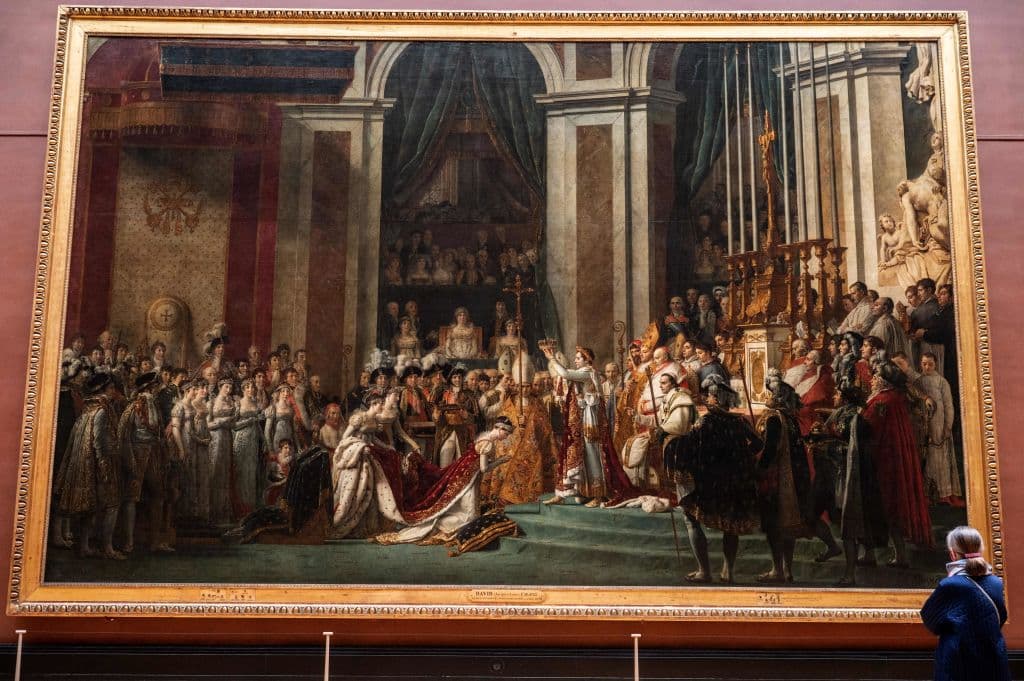 Al igual que la mayoría de complejos de la lista, es imposible recorrerlo todo en un día porque, adicionalmente de sus pinturas como 'La consagración de Napoleón', hay otras obras de diversas culturas como por ejemplo: La 'Venus de Milo' y 'Victoria alada de Samotracia'.