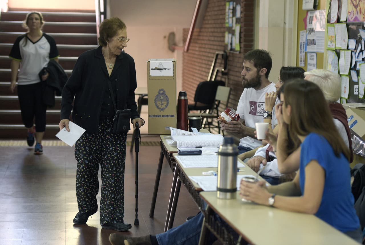 Los argentinos votan por primera vez en una segunda vuelta electoral.