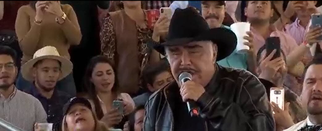 Para octubre de 2012, tendría que enfrentar otra prueba: le detectaron un
<b><a href="https://www.univision.com/famosos/delante-de-la-gente-vicente-fernandez-se-disculpa-por-rechazar-el-higado-de-un-homosexual-fotos" target="_blank">tumor en el hígado</a></b>. Esto lo obligó a alejarse de los escenarios, que tanto ama, y pidió orar por él.
<br>