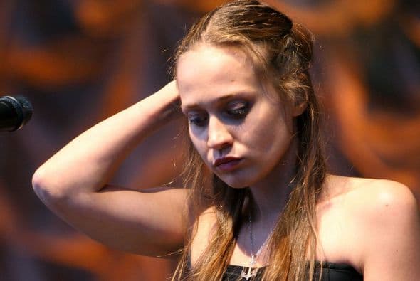 EL AMOR POR SOBRE TODAS LAS COSAS. Fiona Apple pospuso su gira sudamericana para cuidar a su agonizante perra, una Pitbull de 13 años con cáncer, anunció la cantante estadounidense en una carta manuscrita en la que aseguró que no será "la clase de mujer que pone su carrera por delante del amor". Ver toda la información .