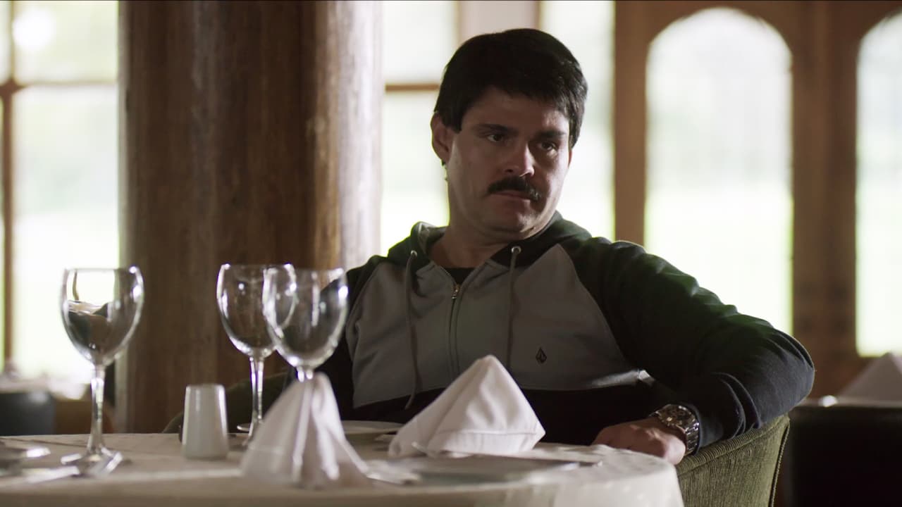 En el capítulo 5 de la serie 
<b><a href="http://www.univision.com/series/el-chapo">‘El Chapo’</a></b> en su segunda temporada, 
<b><a href="http://www.univision.com/series/el-chapo/marco-de-la-o-es-joaquin-el-chapo-guzman-en-el-chapo">Joaquín Guzmán Loera</a></b> esperaba paciente una confrontación cara a cara con su socio 
<b><a href="http://www.univision.com/series/el-chapo/paul-choza-es-el-chente-en-el-chapo">‘Chente’</a></b>.