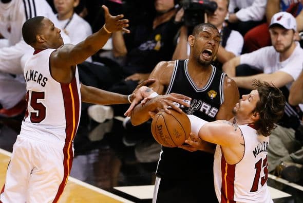 Habrá séptimo juego entre los Spurs y los Heat (30 fotos) ¡Locura total! Un juego electrizante, inolvidable, donde ambos equipos dieron una demostración inolvidable en el American Airlines Arena, manteniendo en vilo a los fanáticos en San Antonio y en Miami, primero durante los 48 minutos regulares y después en los 5 minutos de OT. .Tim Duncan, con una clásica demostración durante todo el partido, anotó más tantos en la primera mitad que la combinación de los 3 de Miami, Wade-James-Bosh 25/21, facilitando que los Spurs dominaran al Heat hasta comenzar el cuarto período, cuando Miami llevo a cabo un cambio de jugadores. Cuando solo faltaban 5 segundos para coronarse campeones los San Antonio Spurs, el incomparable Ray Allen empató el partido con un tiro de 3 puntos, forzando el OT. Con 1:43 en el reloj, LeBron James (triple/doble, 32 puntos, 11 asistencias y 10 rebotes) encaramó al Heat 101-100, y al concluir el OT, de nuevo Allen realizó una formidable jugada defensiva, dando dos puntos más al Heat, que terminó, a pesar de los umpires y para desconcierto de los comentaristas que daban el cetro a San Antonio, 103-101 sobre los Spurs. .