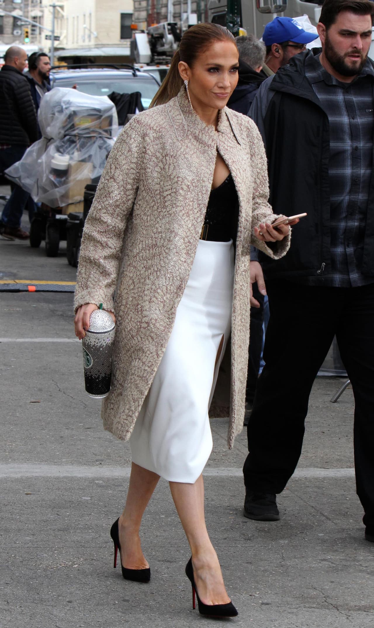 La manicurista de JLo mencionó en entrevista para el portal Refinery 29 que cuando se enfrentó a tener que buscarle un regalo de cumpleaños a JLo, se inspiró en una clienta suya que tenía dos vasos con cristales Swarovski diseñados por una compañía llamada Taylor Made Bling.