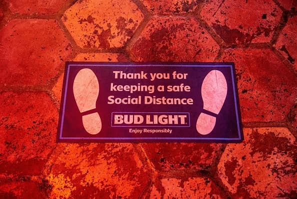 El gobernador emitió una 
<a href="https://www.univision.com/local/dallas-kuvn/que-pasa-si-aumentan-hospitalizaciones-po[…]luego-de-que-el-gobernador-levantara-las-restricciones-video" target="_blank">Orden Ejecutiva</a> (GA-34) que levanta el mandato del uso obligatorio de mascarillasTexas y aumenta la capacidad de todas las empresas e instalaciones en el estado al 100 por ciento.