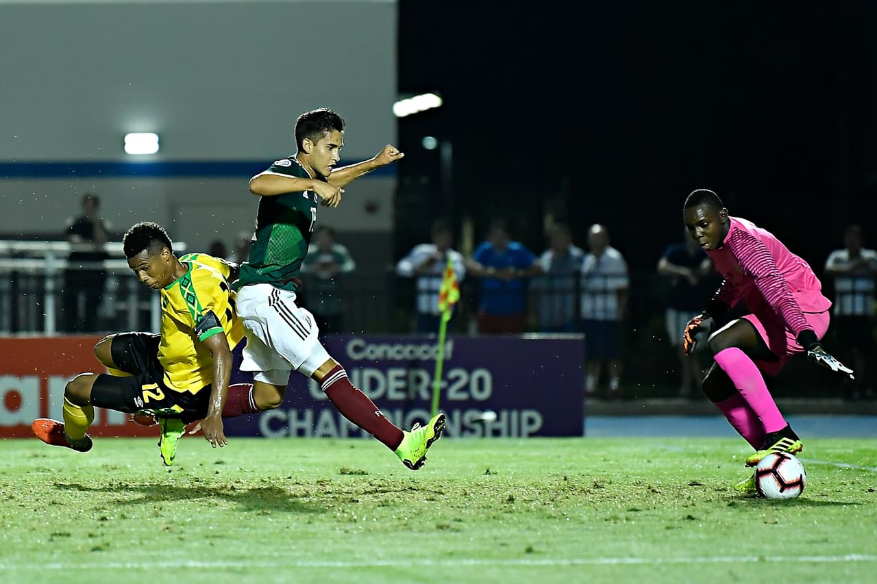 El defensa central de Jamaica Javain Brown (12) desvió el esférico a su guardameta y lo batió en un autogol, en una jugada, en su descargo, muy complicada de defender.