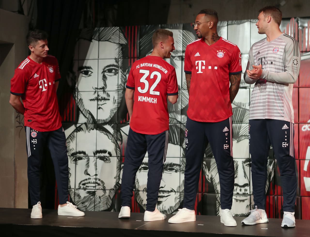 Este martes, en Múnich, el F.C. Bayern realizó la presentación de su nueva playera para la próxima temporada con varios de sus jugadores que son imagen de la reconocida marca alemana encargada de confeccionar sus uniformes. Este se estrenerá en el último juego de la Bundesliga ante el Stuttgart y se volverá a usar en la final de la DFB Pokal ante el Eintracht Frankfurt de Carlos Salcedo y Marco Fabián.