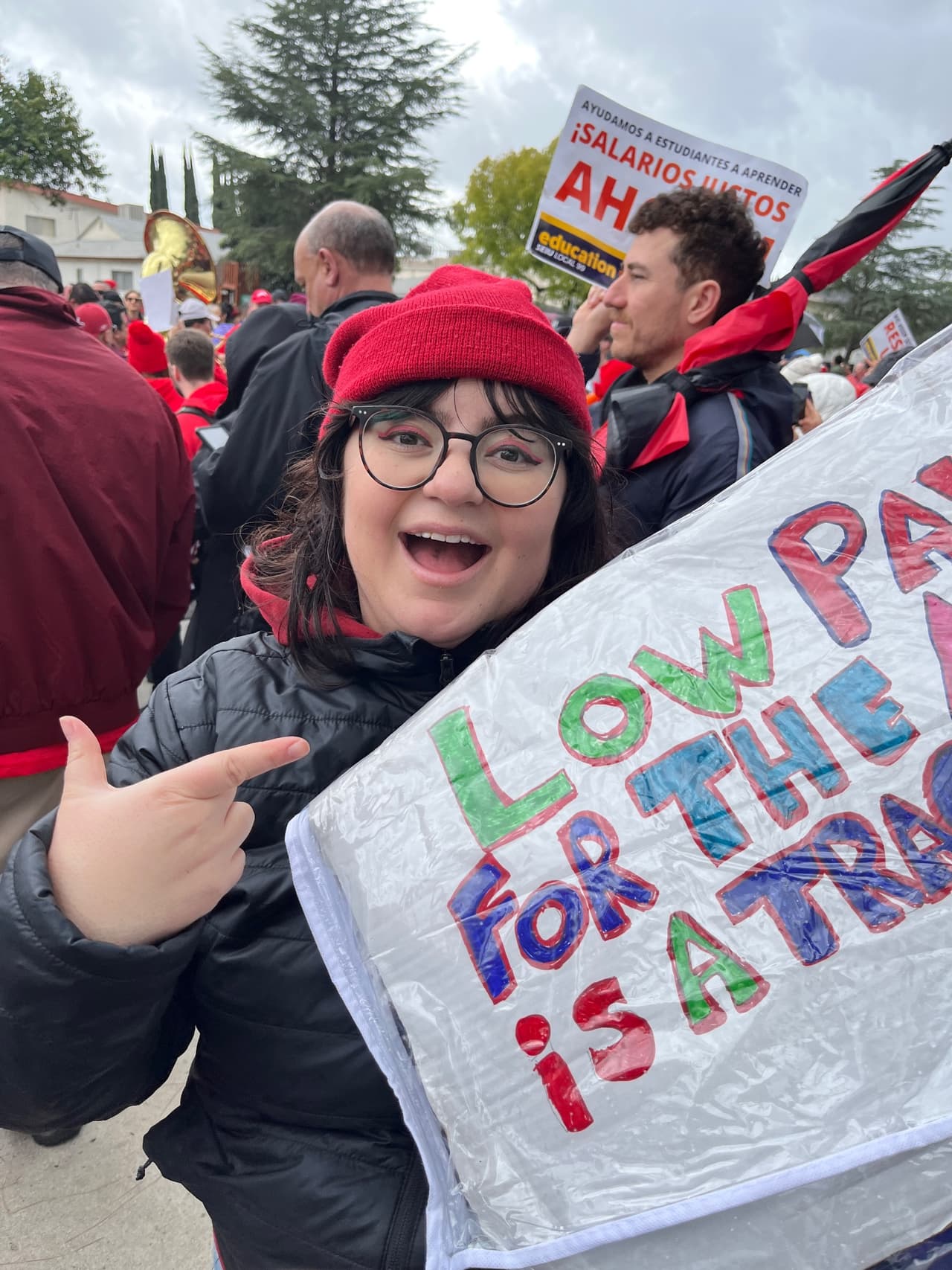 Se asegurarán los beneficios de salud para los empleados de medio tiempo asignados a trabajar cuatro o más horas al día, incluida la cobertura para sus dependientes calificados.
<br>