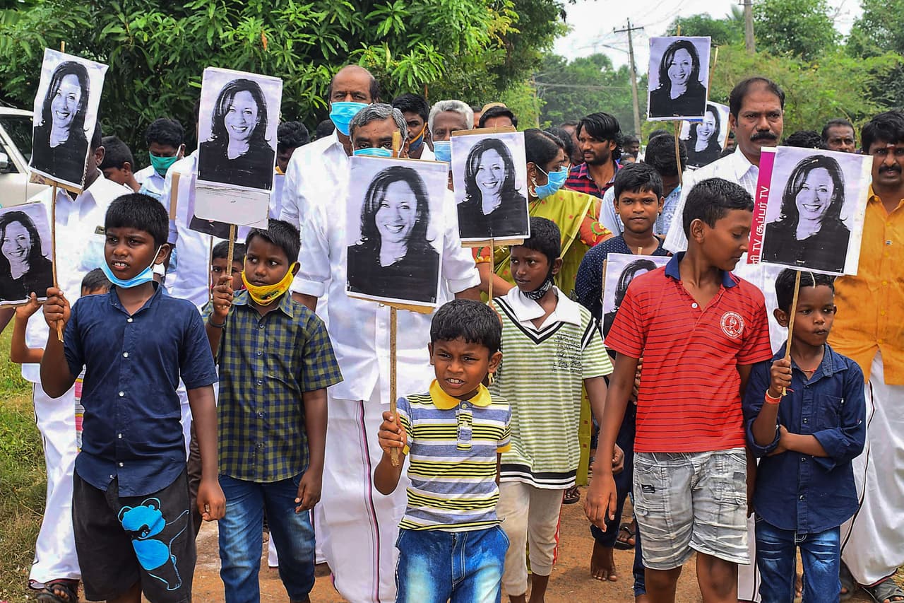 Niños ondeando carteles de la vicepresidenta electa
<a href="https://www.univision.com/temas/kamala-harris"><u>Kamala Harris</u></a> en Thulasendrapuram. Donald Harris, padre de la vicepresidenta electa, es de origen jamaicano. Su madre, Shyamala Gopalan, es originaria de la ciudad india de Chennai, a donde se mudó su abuelo desde Thulasendrapuram. Una niña y una anciana del pueblo
