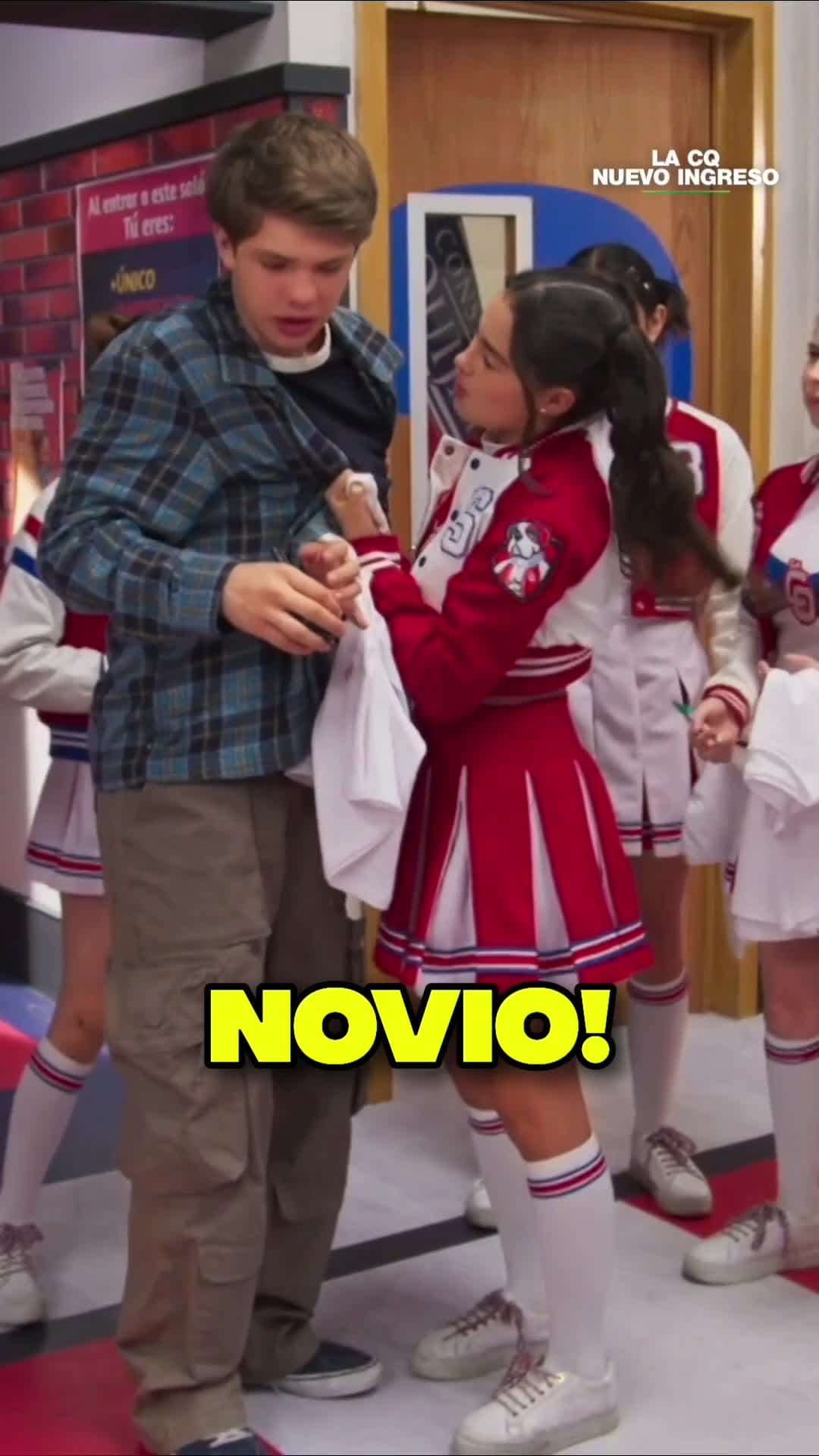 ´Quiquermoso´le firma su playera a su fan número 1