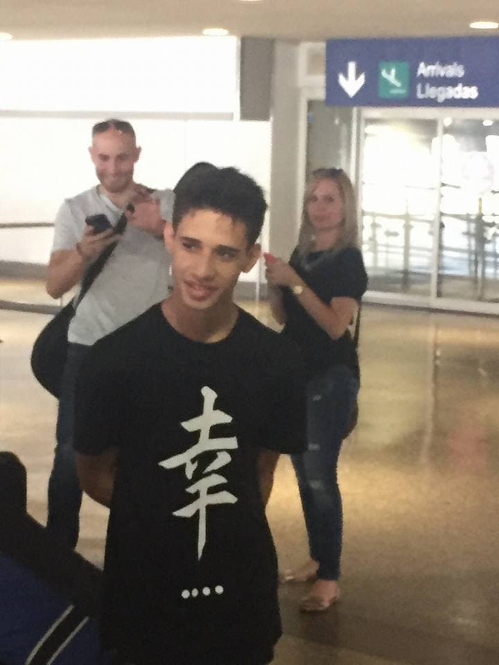 Fue recibido por un grupo de fans, familiares y amigos en el aeropuerto internacional Luis Muñoz Marín.