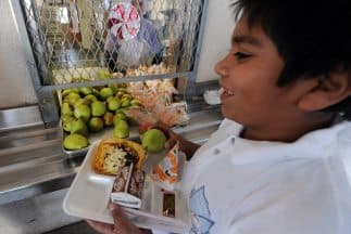 Lo cuarto es fortalecer las escuelas como el corazón de salud, pues los niños consumen casi la mitad de sus calorías diarias durante la jornada escolar.