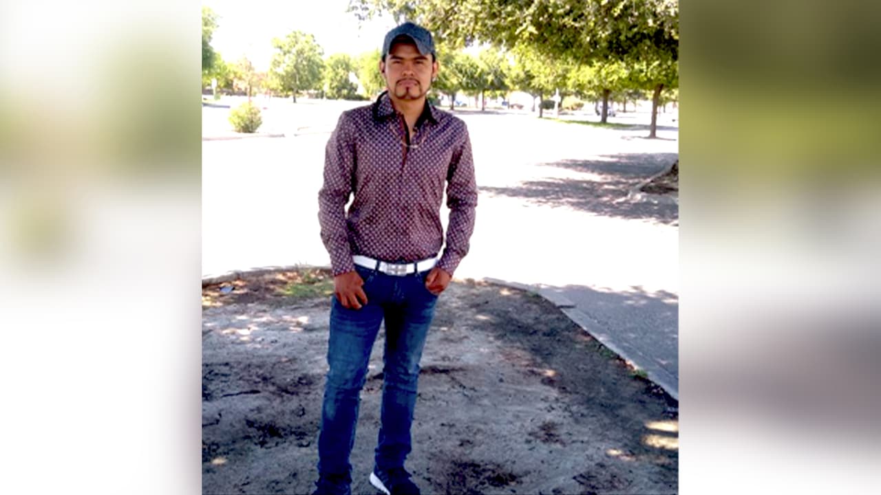 El joven había ido a comprar cervezas, pero cuando iba de regreso fue alcanzado por un vehículo color gris.