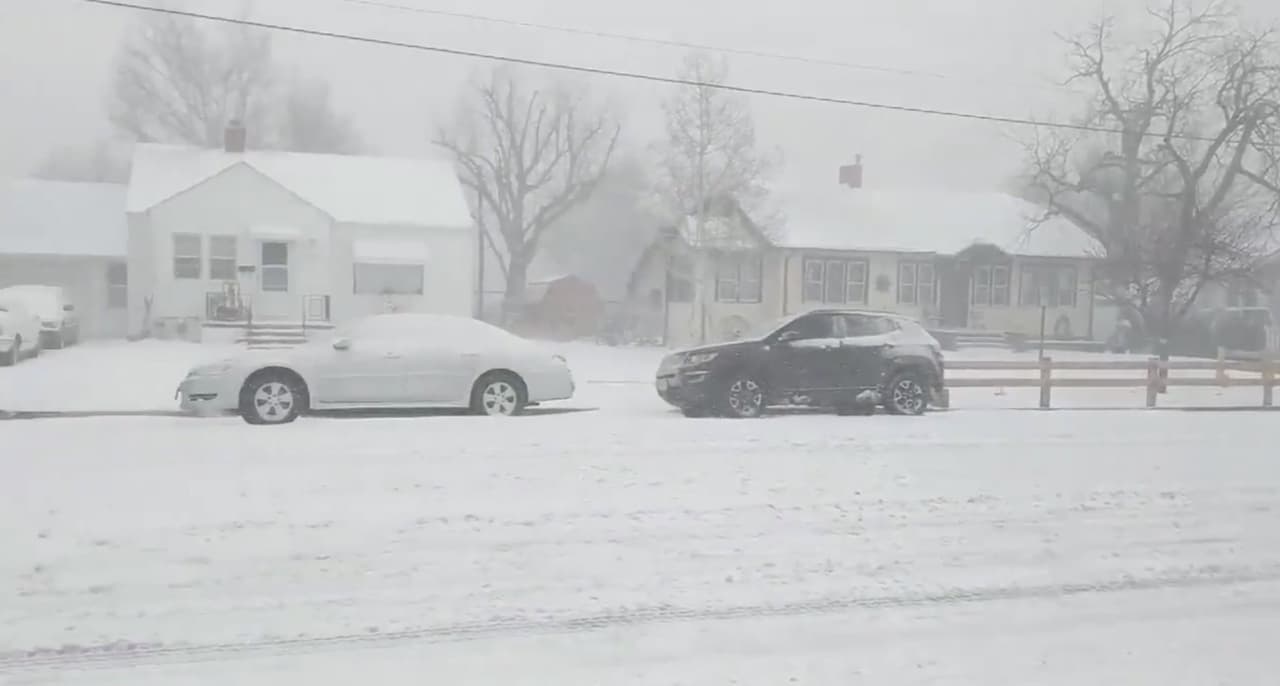 Los autos quedaron cubiertos de nieve por el paso del ciclón gélido Greeley, Colorado.
