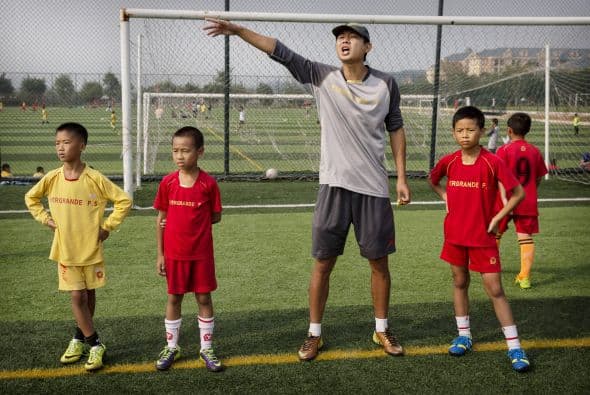 China pone sus esperanzas en estos niños futbolistas que entrenan en la academia de fútbol más grande del mundo.