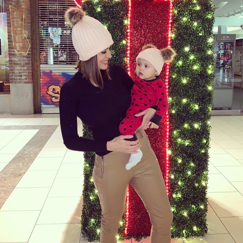 Carolina y Chloé ya disfrutan la víspera de la Navidad y así posaron en la decoración de temporada que ya se ve en diversos puntos de Miami.