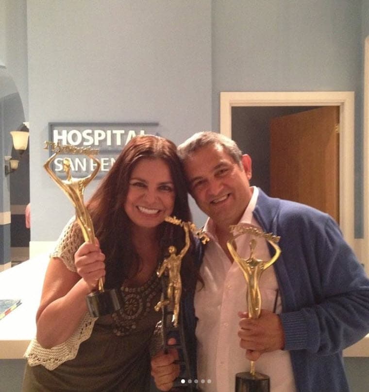 La productora Rosy Ocampo se mostró muy afectada por el fallecimiento de su "hermano del alma": "El mundo del entretenimiento ha perdido un gran hombre, excelente padre, talentoso colaborador, amoroso compañero de trabajo y para mí, un hermano del alma. Te recordaremos siempre. Descansa en paz. Eduardo Meza", escribió en Twitter.
<br>