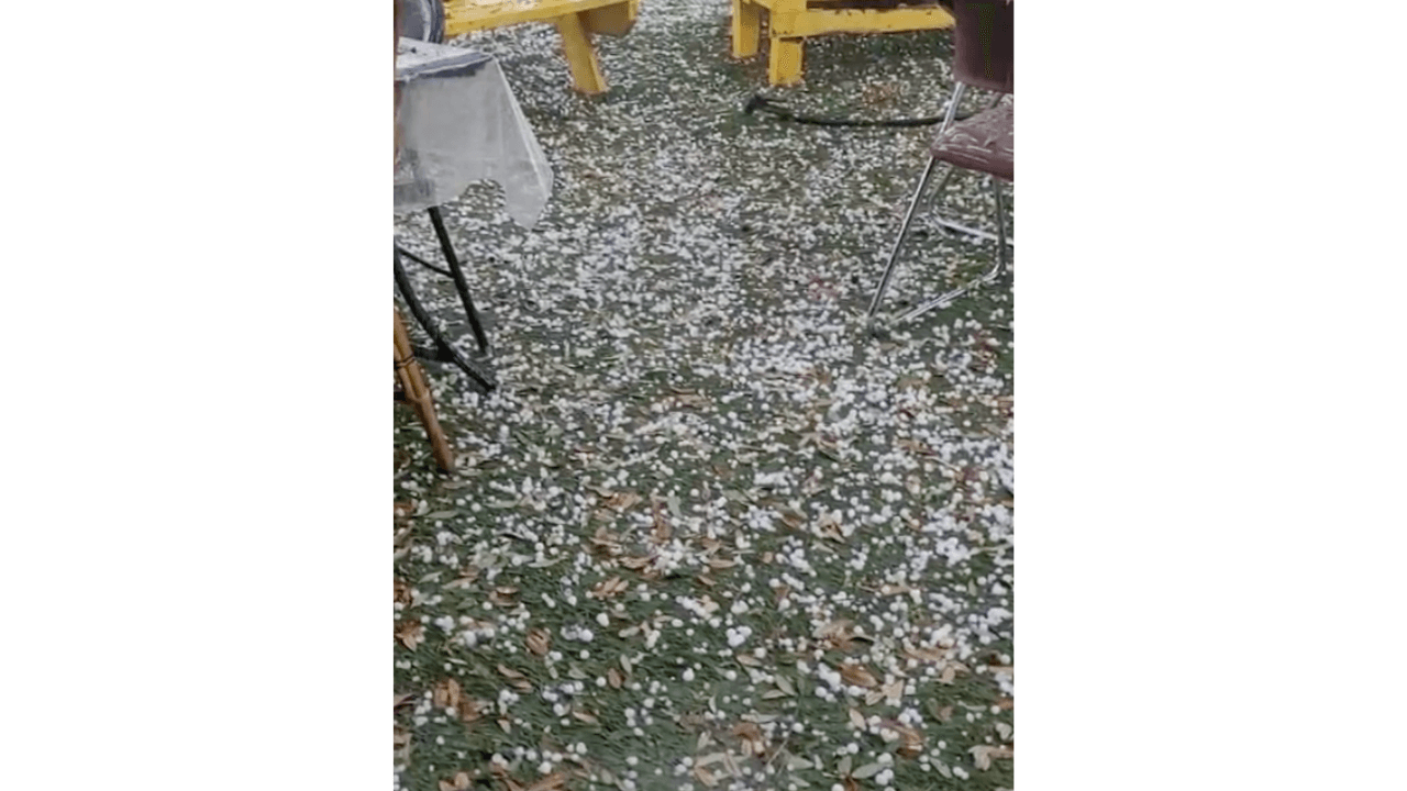 La caída del granizo se produjo por una tormenta severa que se formó en el oeste de San Antonio, en el área de Helotes. Después fue avanzando hacia la ciudad. Esta imagen se tomó en las calles de Ingram y Callaghan.