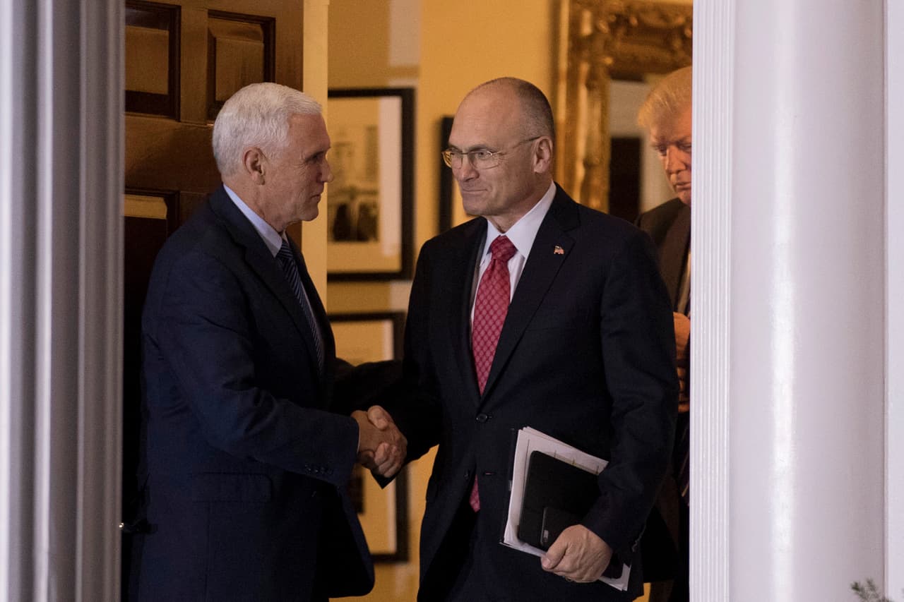 <b>Andrew Puzder, secretario de Trabajo. </b>Director de CKE Restaurants Holdings Inc., se ha opuesto a elevar hasta los 15 dólares el salario mínimo. Se calcula que el 60% de los latinos cobra menos de esta cifra por hora.
