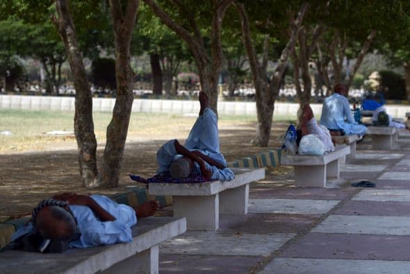 Las bancas a la sombra de los árboles son otra alternativa para buscar refrescarse.